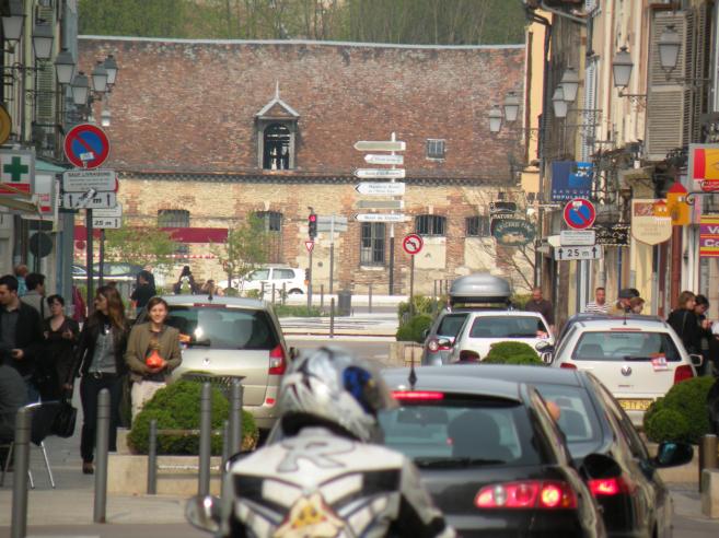  voitures dans les rues, vues depuis la rue Emile Zola